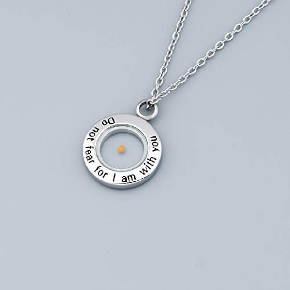 Collar con colgante de semillas de mostaza con inscripción