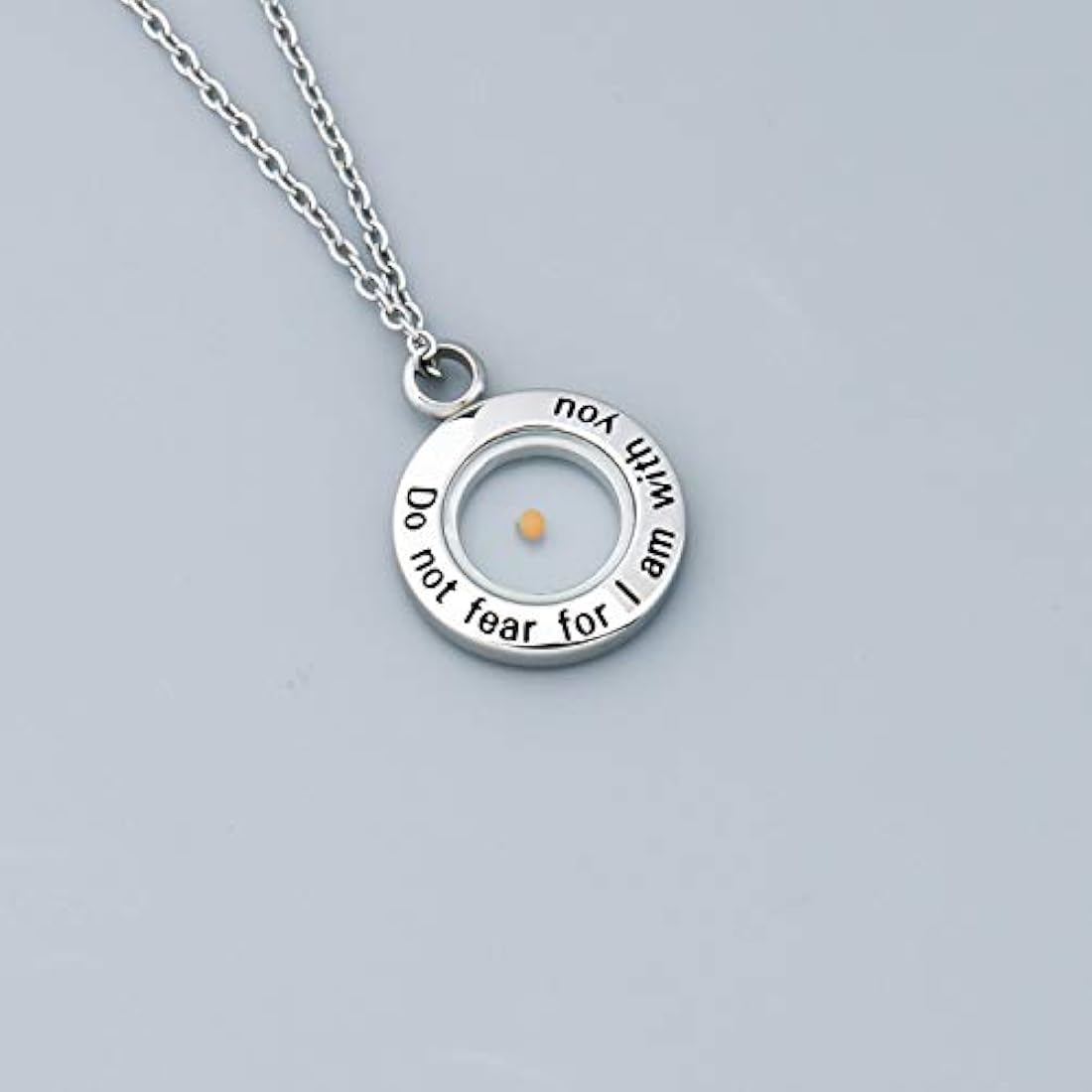 Collar con colgante de semillas de mostaza con inscripción