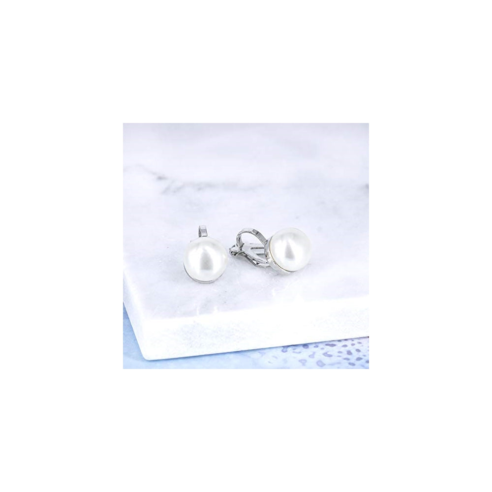 Aretes de perlas de agua dulce simuladas en pendientes