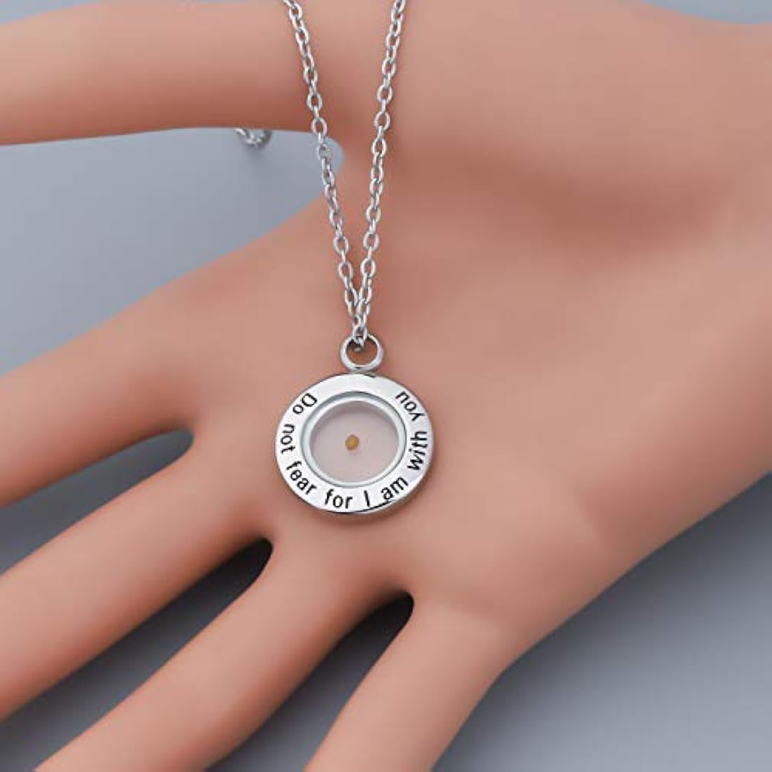 Collar con colgante de semillas de mostaza con inscripción