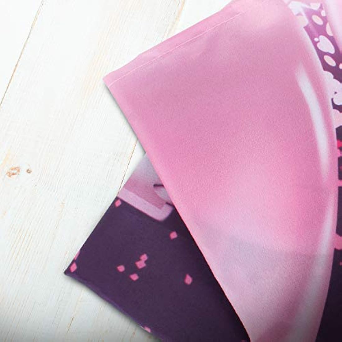 Pancarta grande rosa con texto en inglés “Happy Birthday”