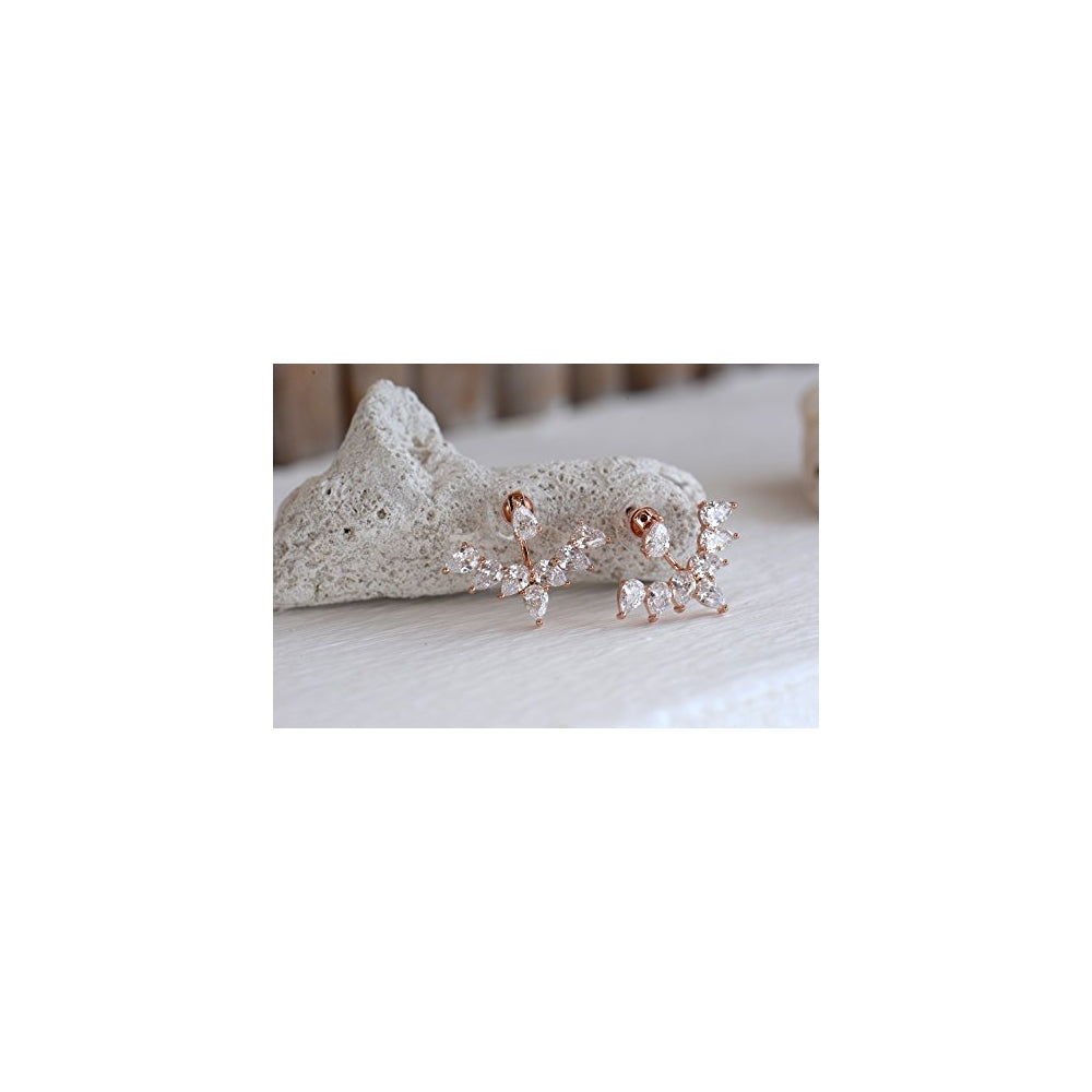 Aretes de oro blanco con circonita cúbica y diseño de flores