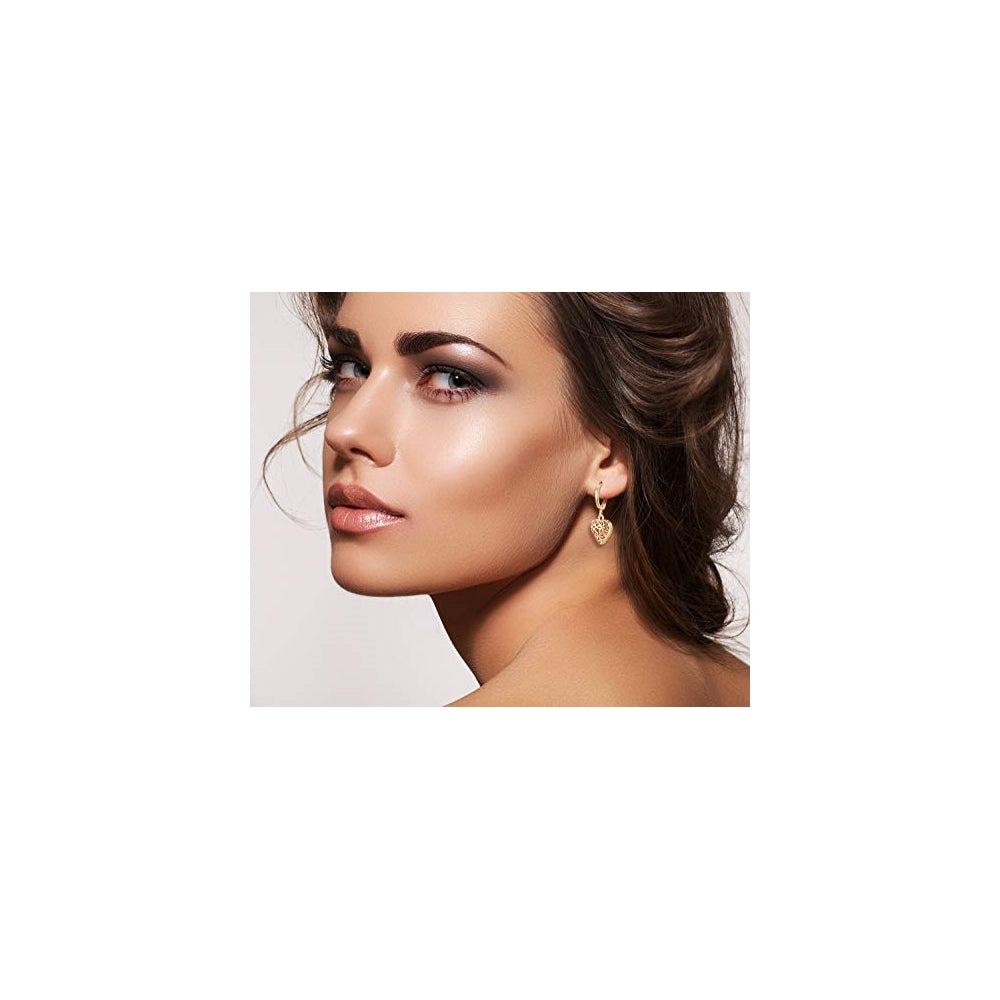 Aretes colgantes pequeños dorados con dije para mujeres