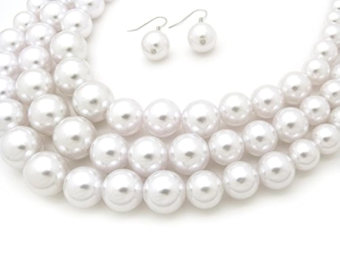 Set de aretes y collar de tres hebras con múltiples hebras