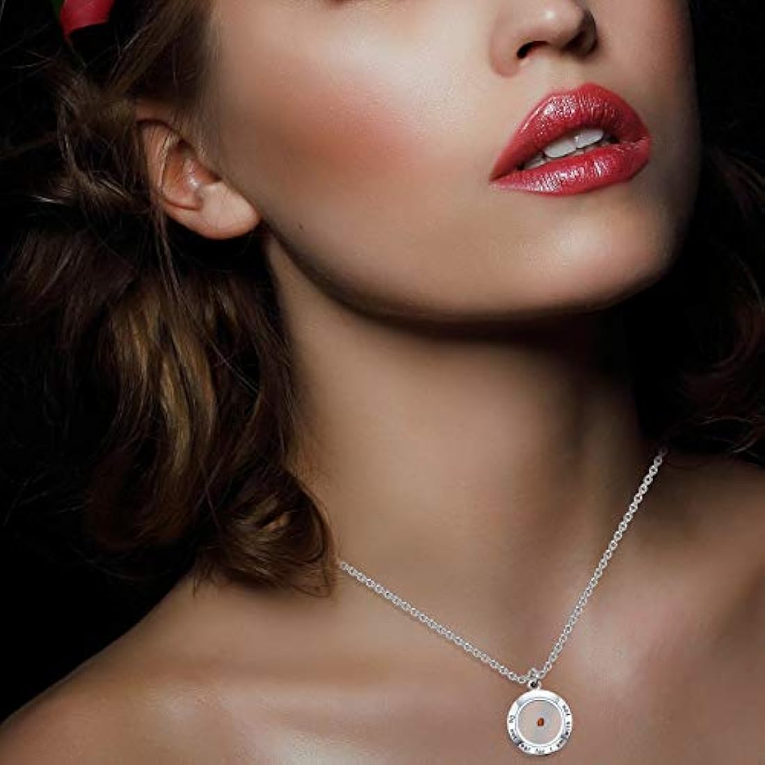 Collar con colgante de semillas de mostaza con inscripción