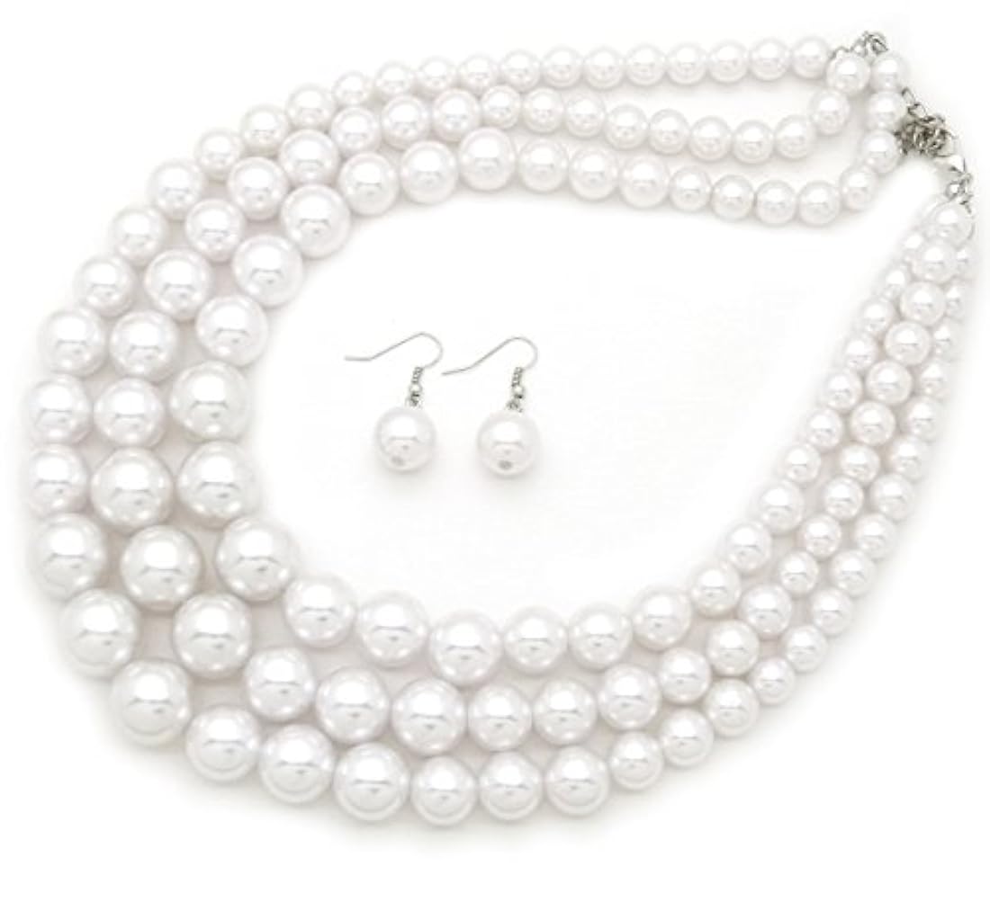 Set de aretes y collar de tres hebras con múltiples hebras