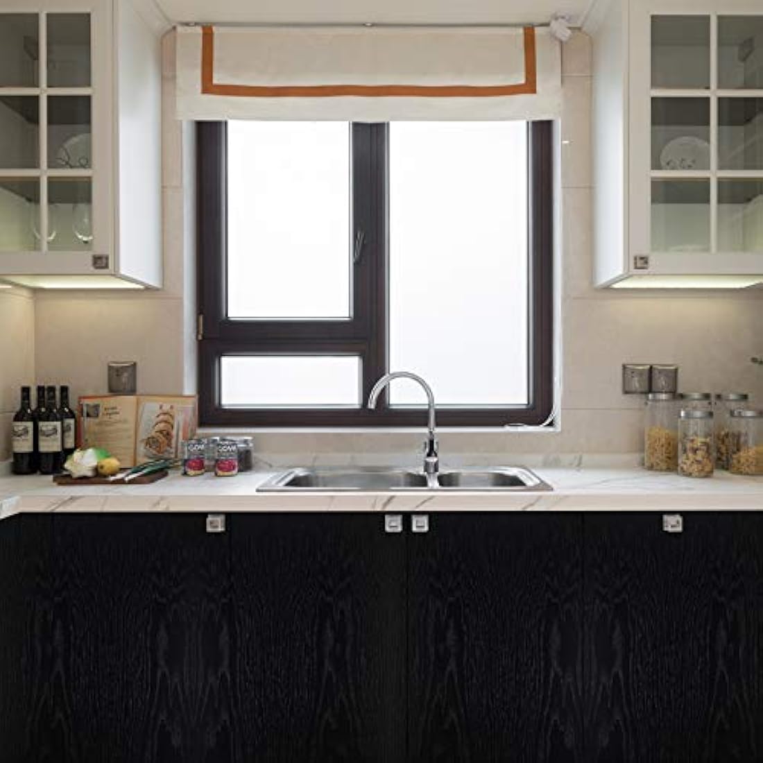 Papel autoadhesivo estilo madera negra(196.85x24.02x0.01)