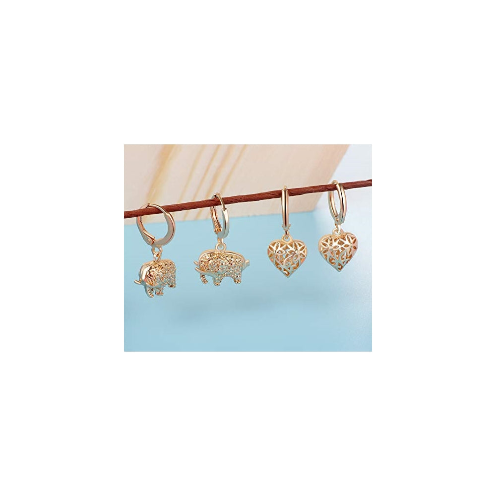 Aretes colgantes pequeños dorados con dije para mujeres