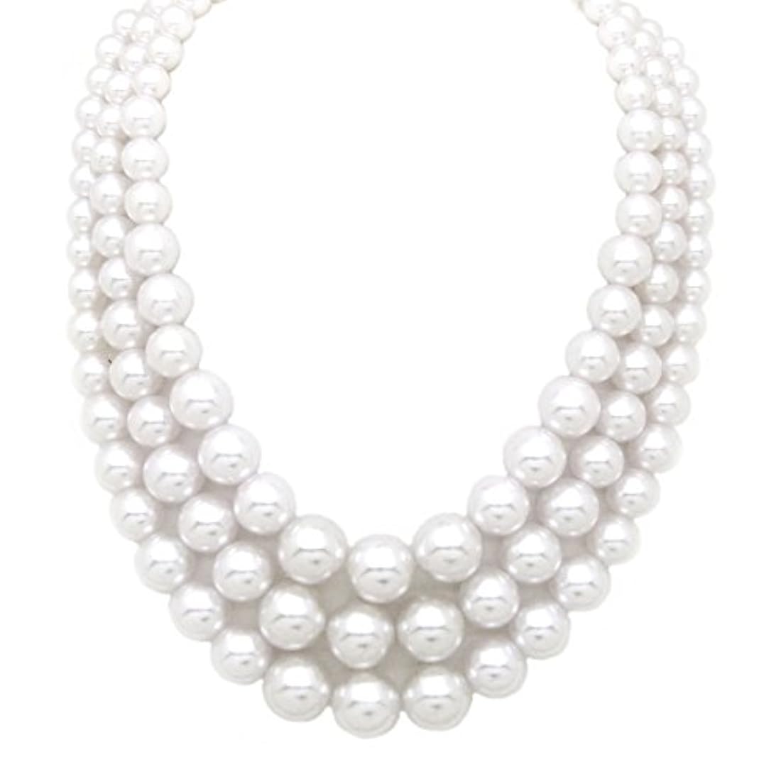 Set de aretes y collar de tres hebras con múltiples hebras