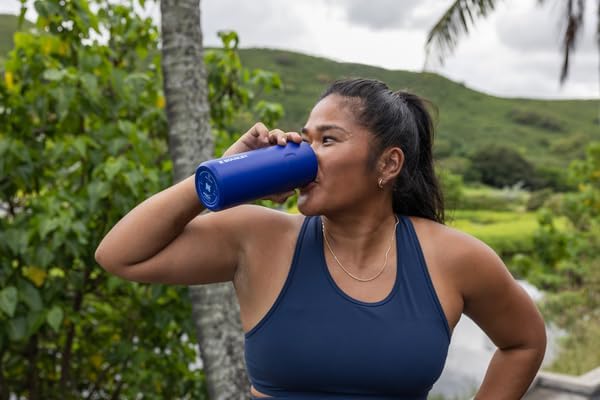 Botella de agua con tapa IceFlow™ y asa de transporte