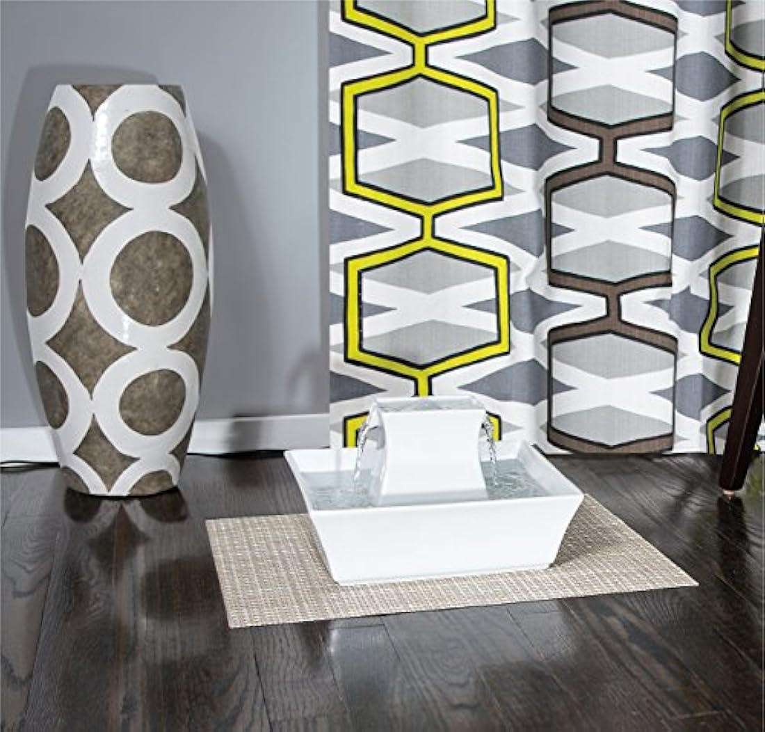 Fuente de agua para perros y gatos.