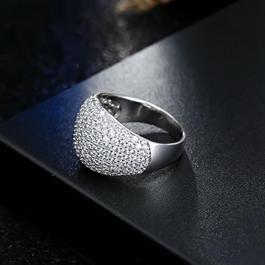 anillo pulido fino, totalmente adornado con circonia cúbica