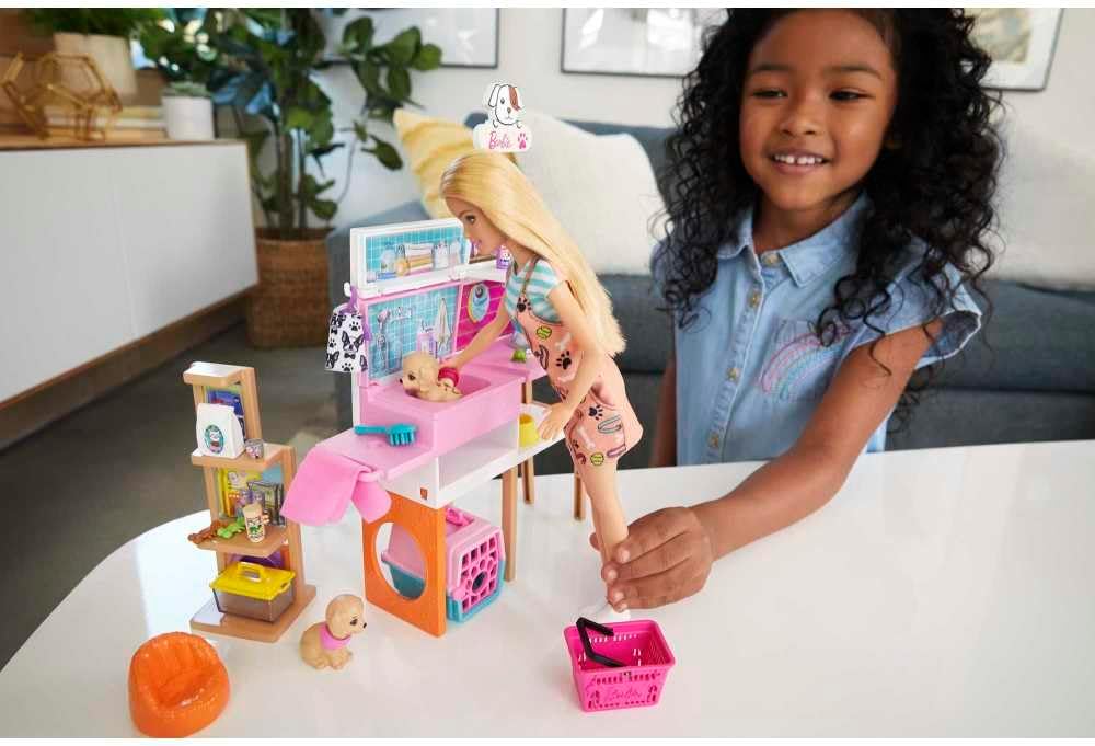 Barbie Doll y Set de Juegos con 4 Mascotas y Características de Cambio