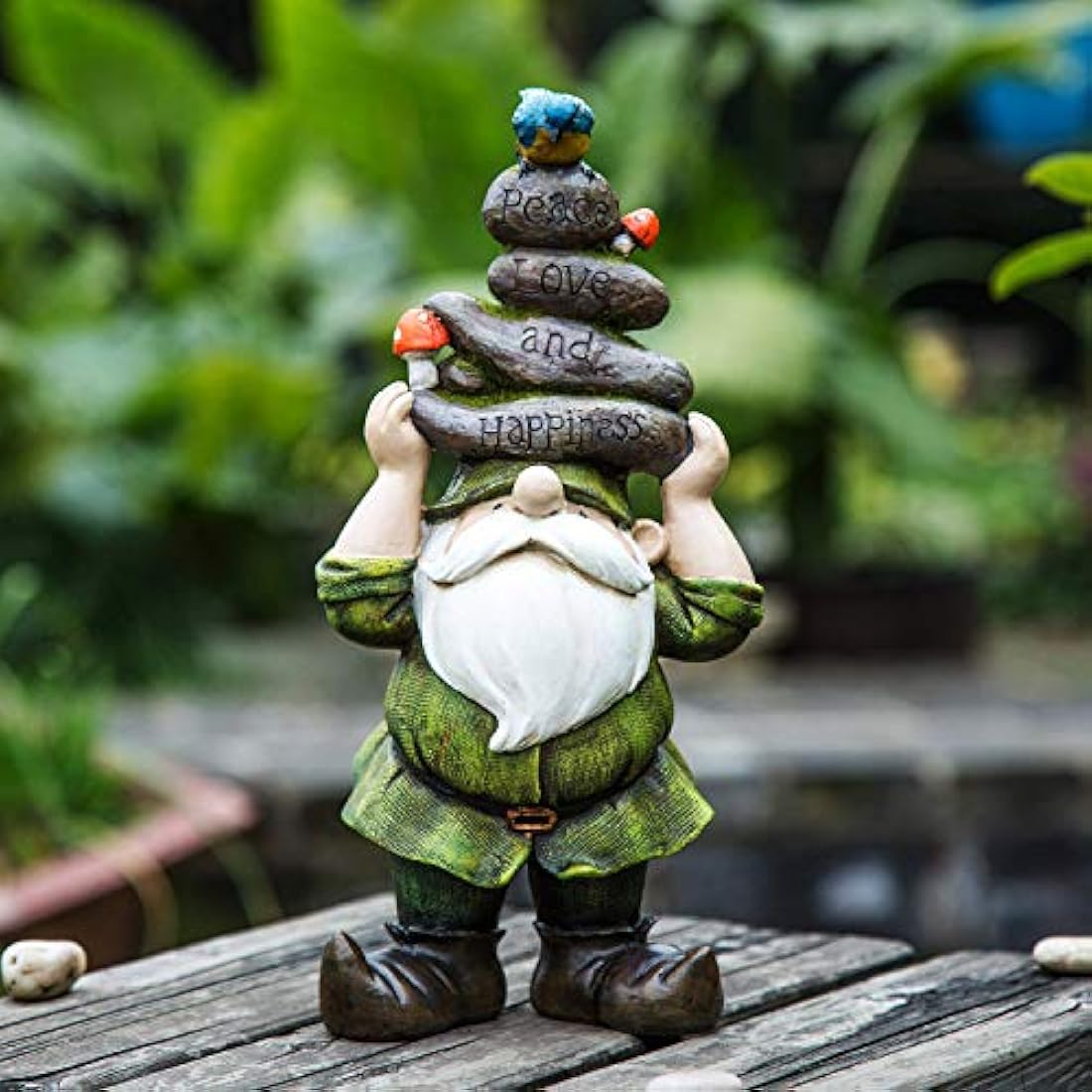 Estatuilla de gnomo con piedras