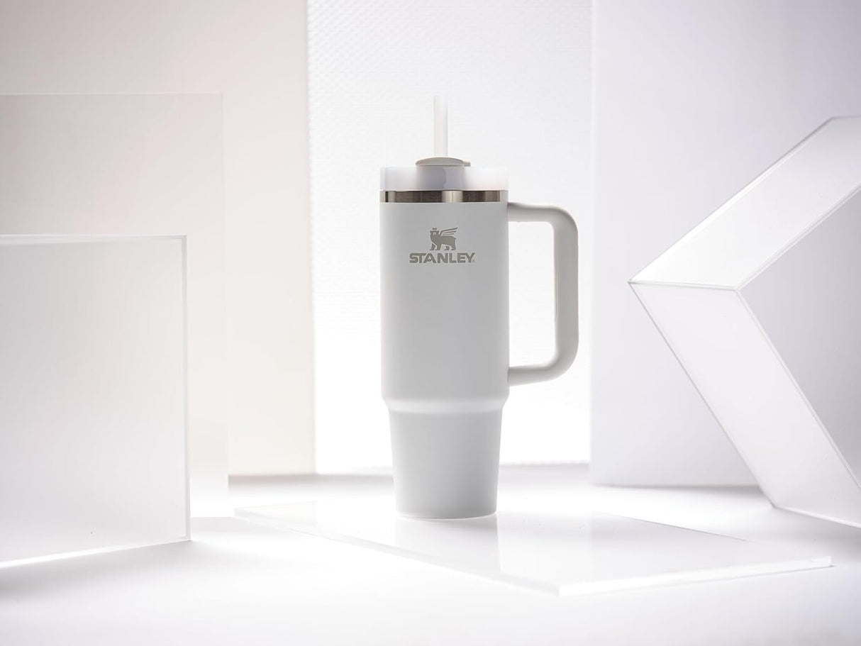 Vaso aislado con tapa y popote para agua té helado o café