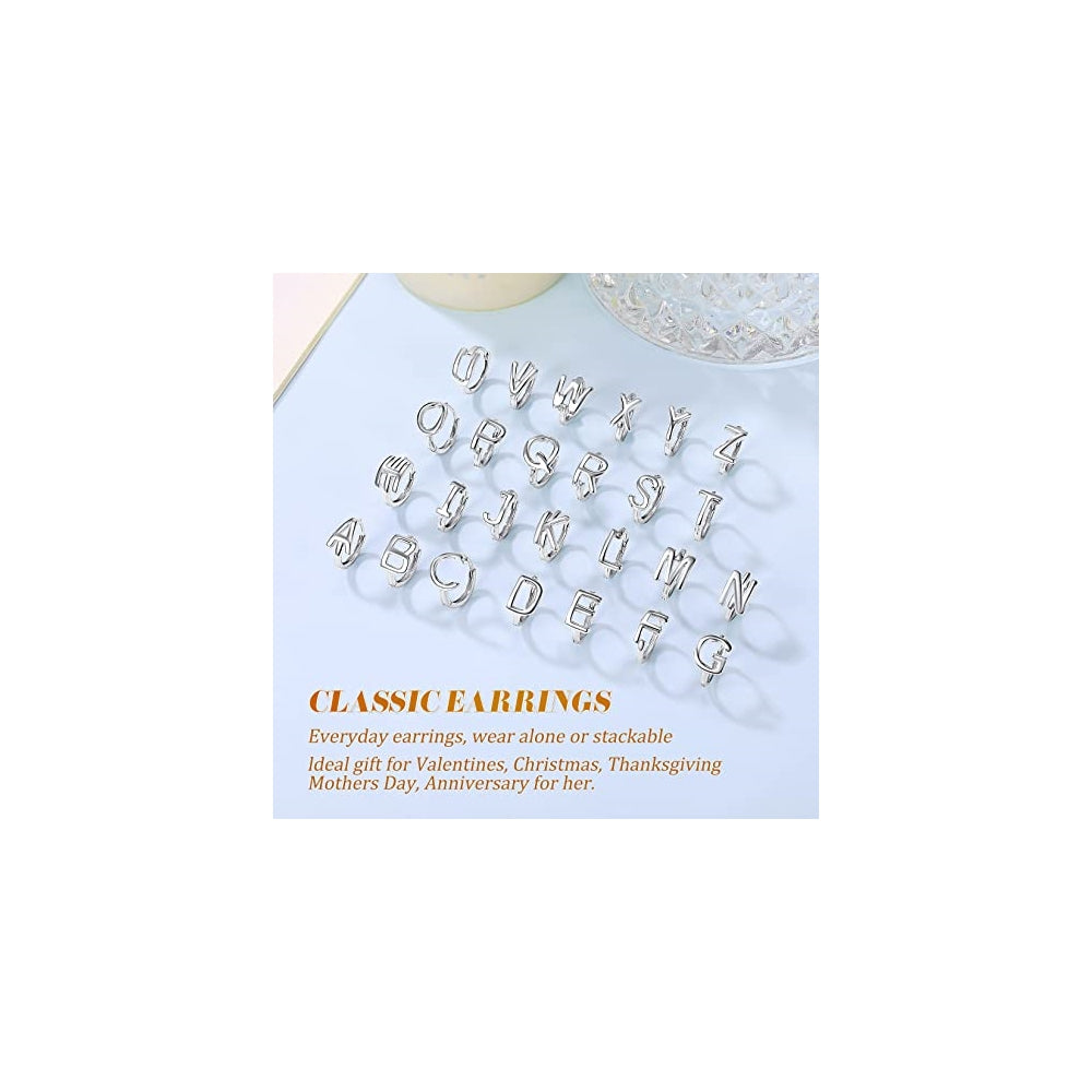 Aretes de aro de plata con inicial para mujeres