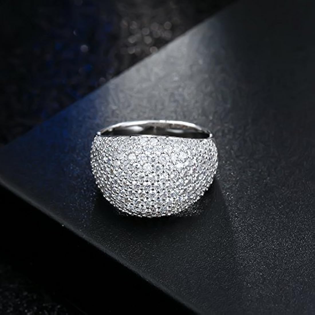 anillo pulido fino, totalmente adornado con circonia cúbica