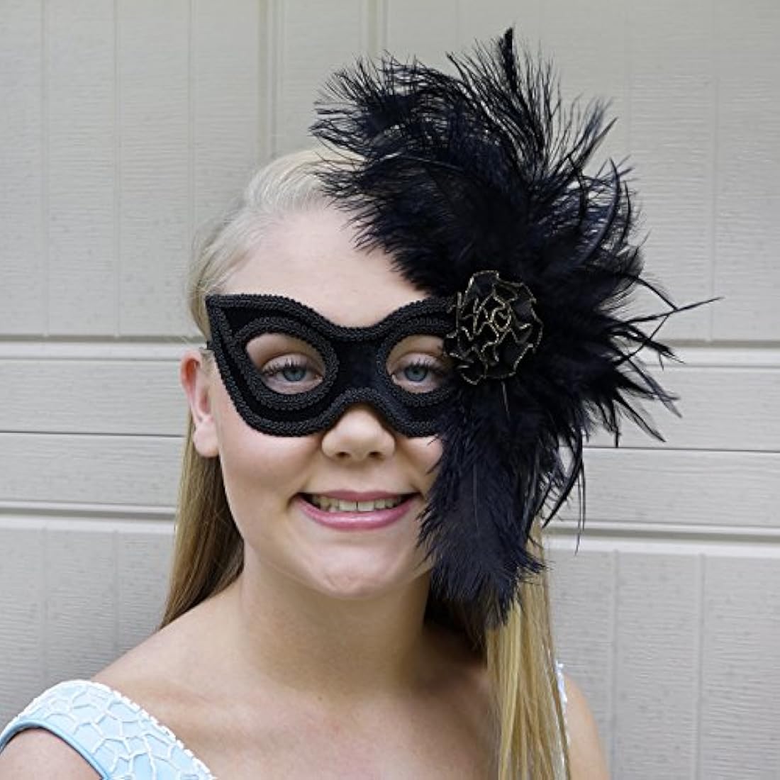 Máscara w/plumas de avestruz de terciopelo, color negro