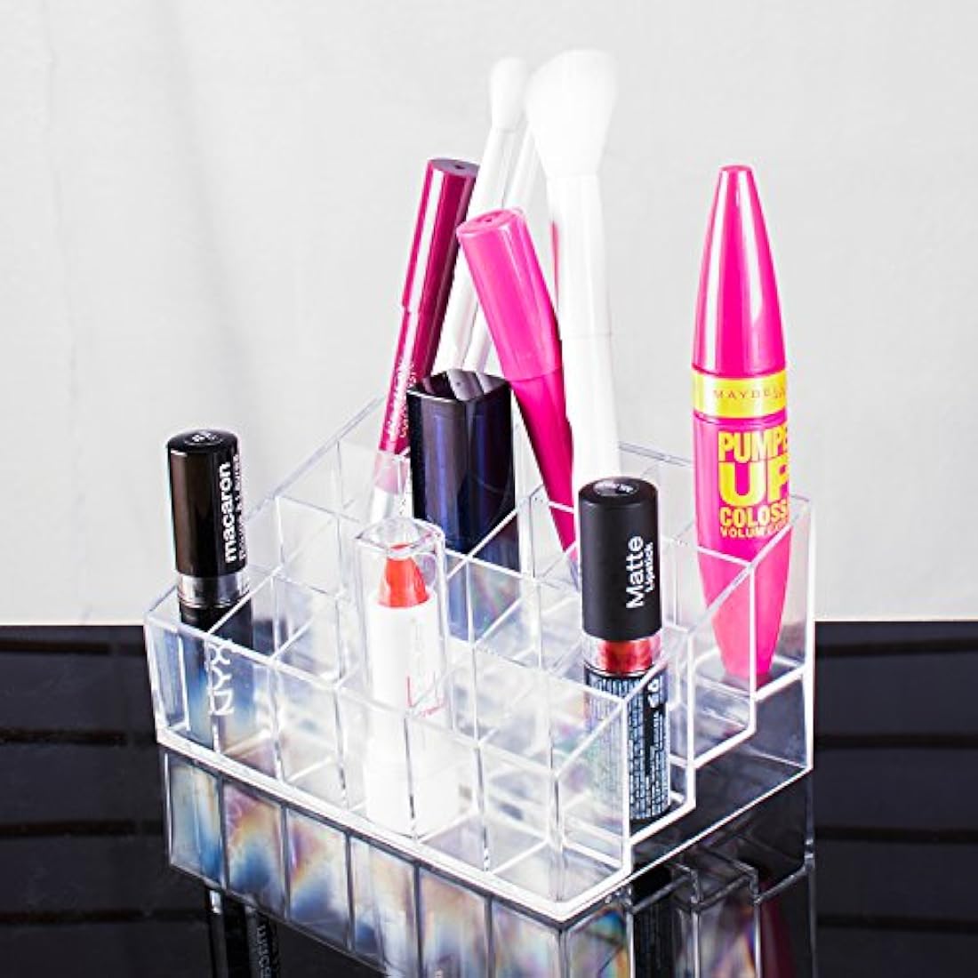 Organizador de cosméticos y maquillaje transparente.