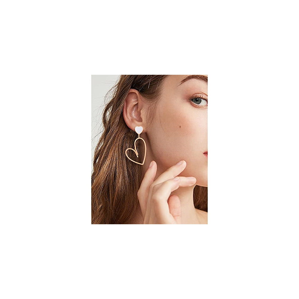 Aretes colgantes con forma de corazón chapados en oro