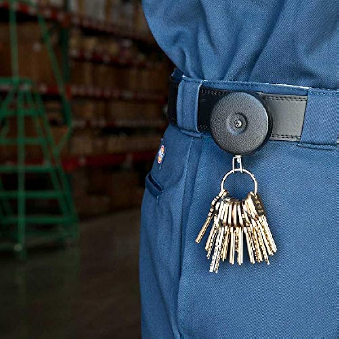 Soporte para llaves retráctil con frontal negro