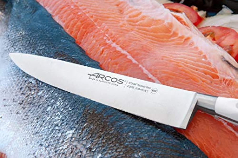 Arcos Riviera–Cuchillo de cocinero forjado con mango blanco