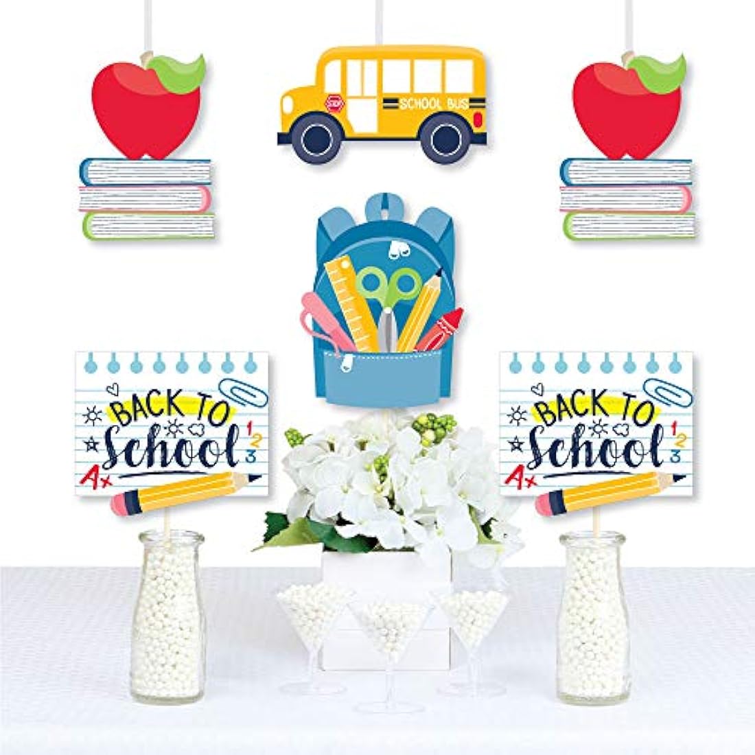 Mochila, autobús escolar, manzana y libros de decoración