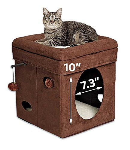 casa de gato marrón y piel de oveja sintética