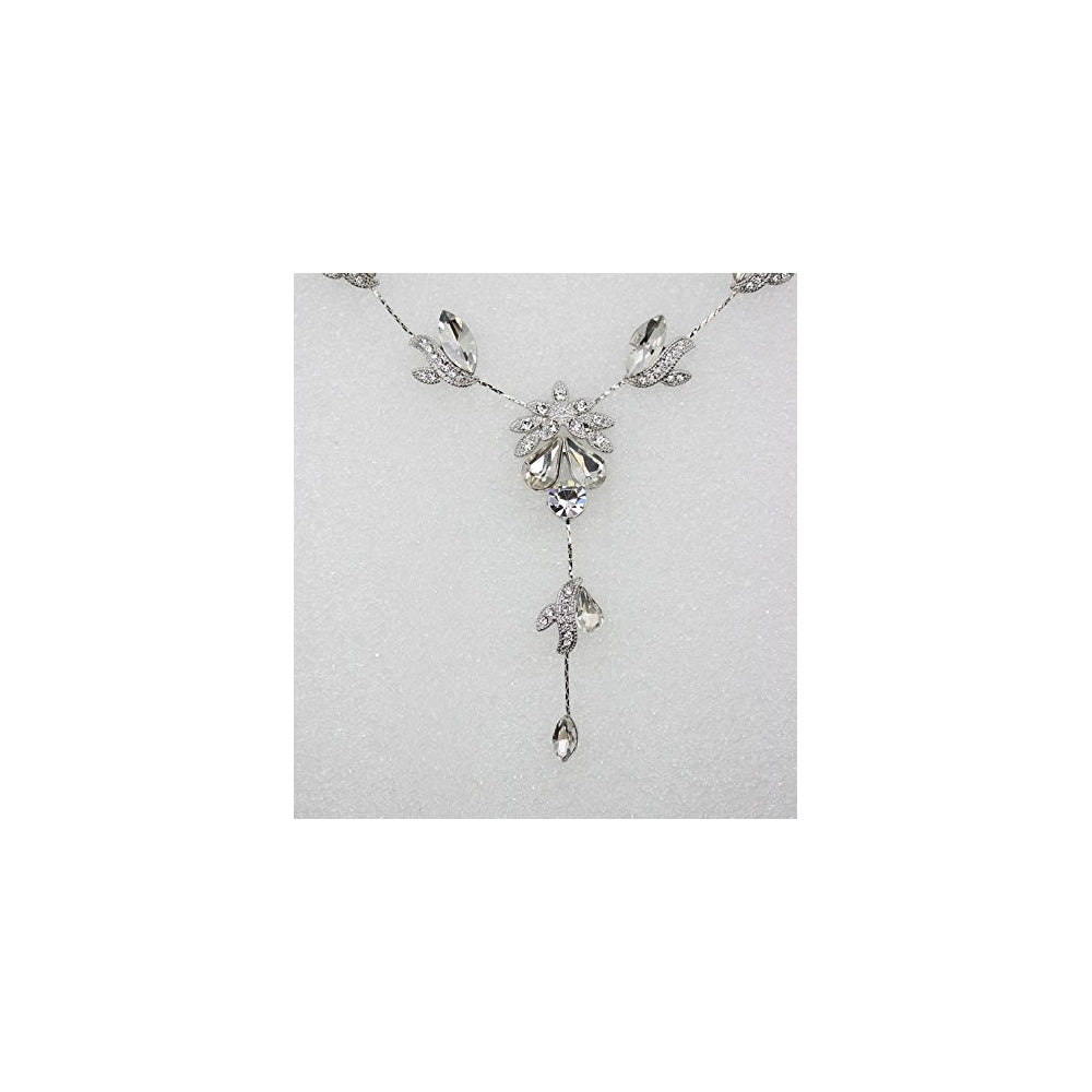 Aretes y de collar con diseño de flores y cristales