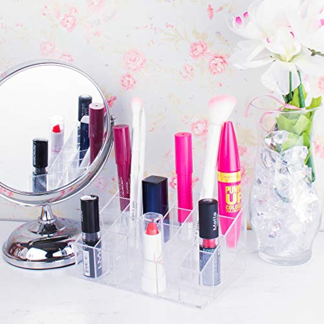 Organizador de cosméticos y maquillaje transparente.