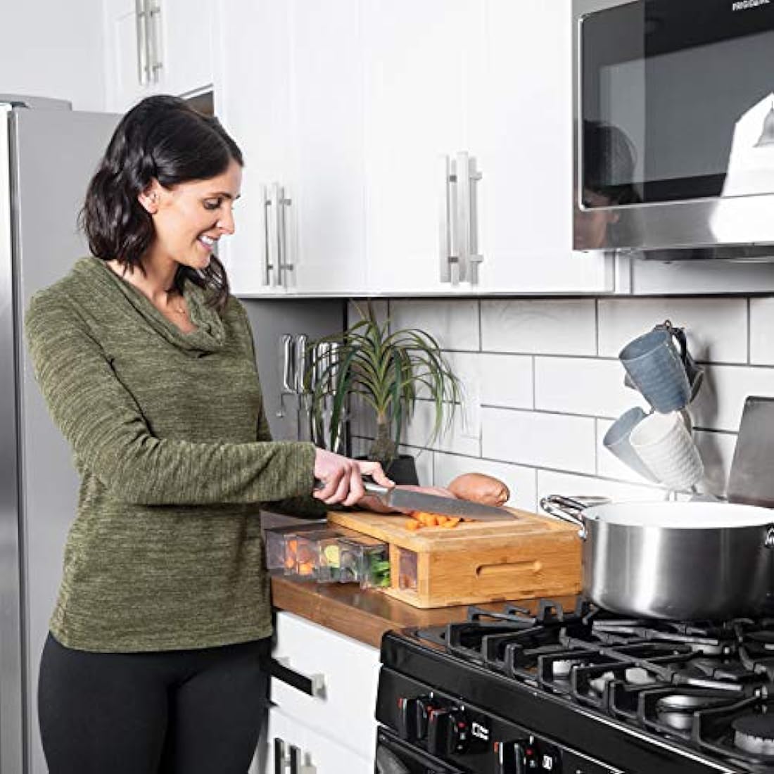 Tabla de cortar de bambú con bandejas y tapas.
