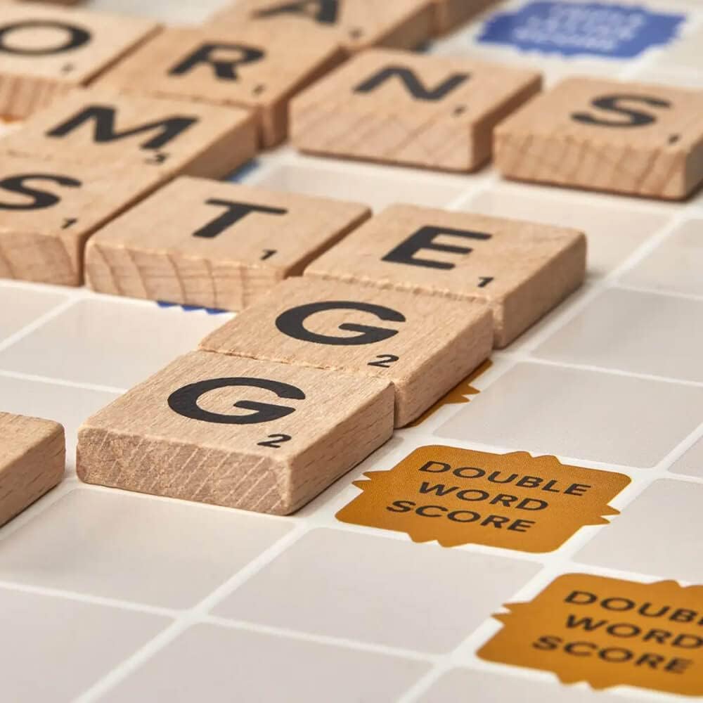 Juego de palabras Scrabble de Hasbro, clásico para 2-4 jugadores