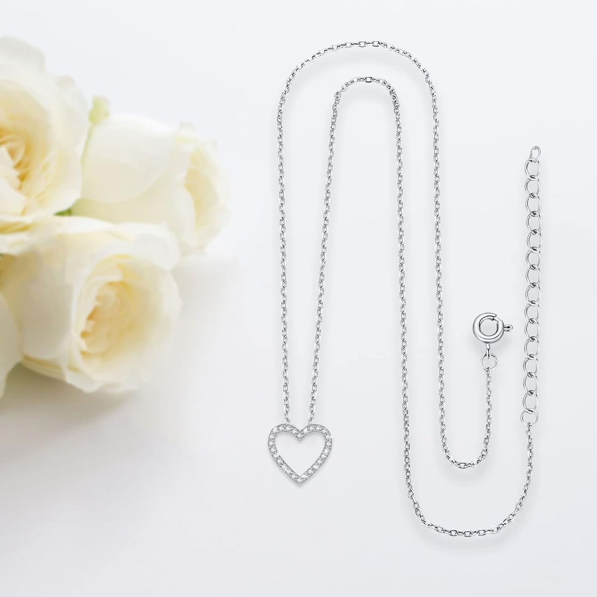 caja de regalo de oso con collares de corazón