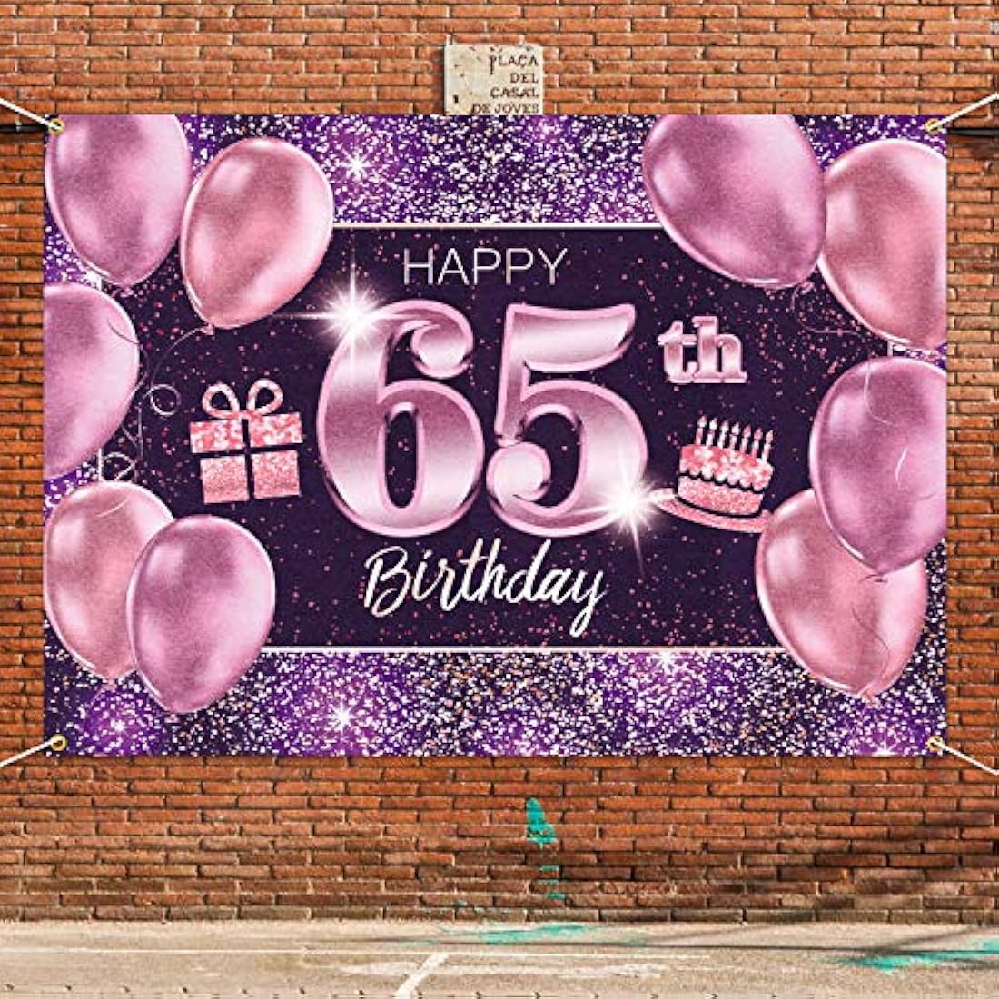 Pancarta grande rosa con texto en inglés “Happy Birthday”