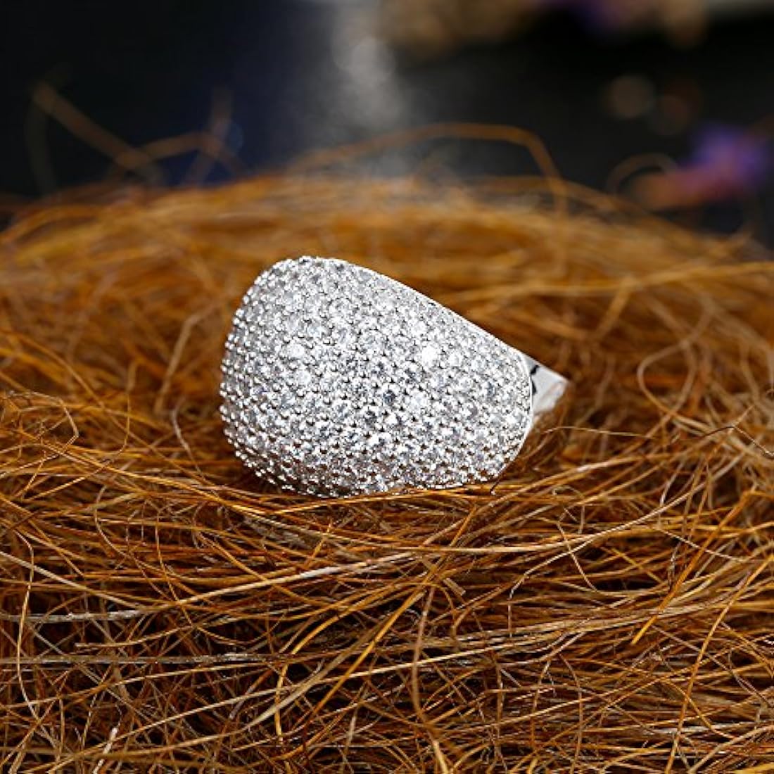 anillo pulido fino, totalmente adornado con circonia cúbica