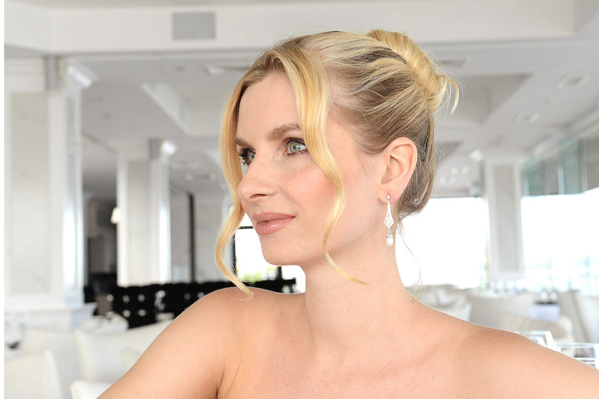 cuelga el pendiente con gotas de perlas para novias