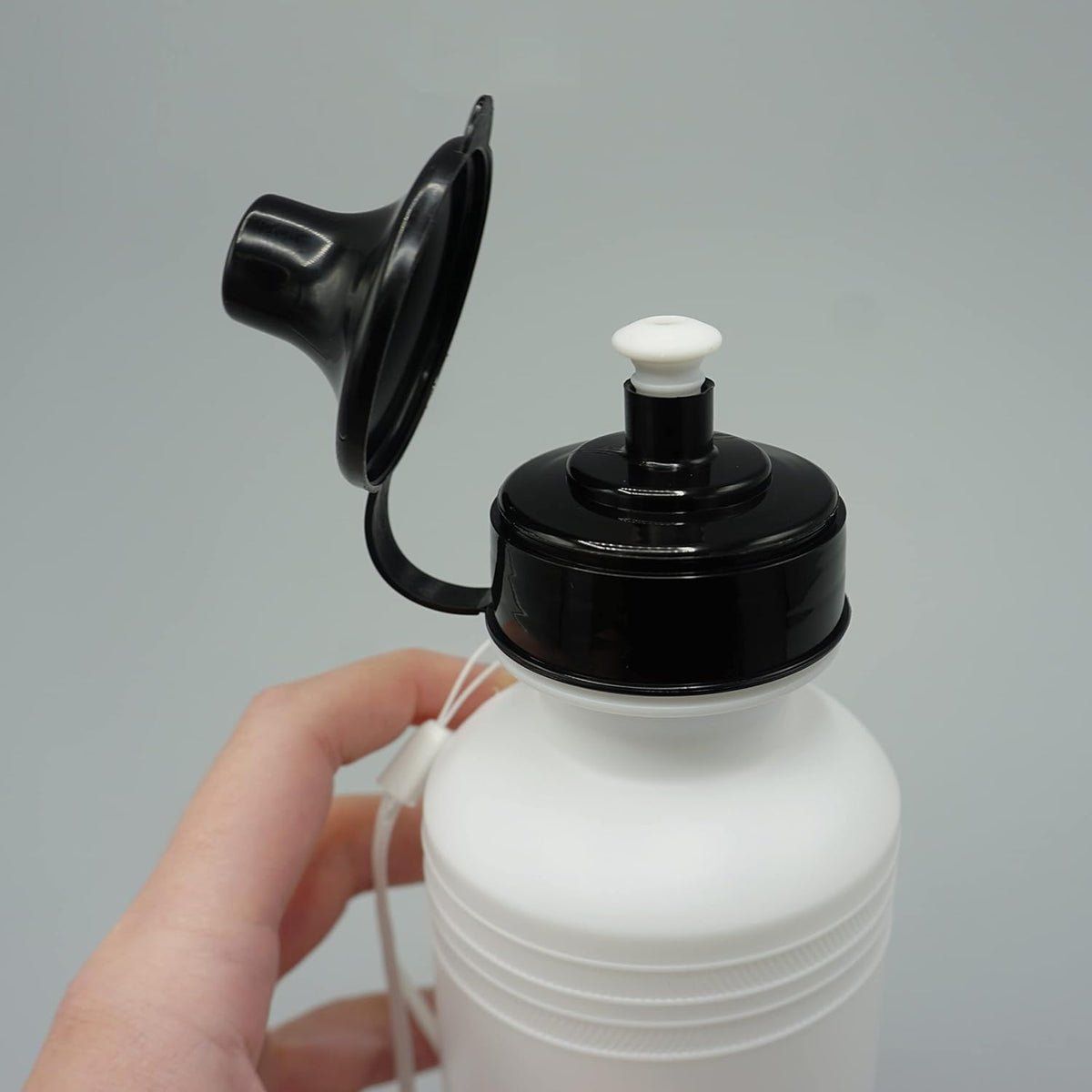 4E's Novelty 12 botellas de agua deportivas a granel (paquete de 12) botellas de agua de plástico reutilizables de 18 onzas, sin BPA, botellas de agua para niños escolares