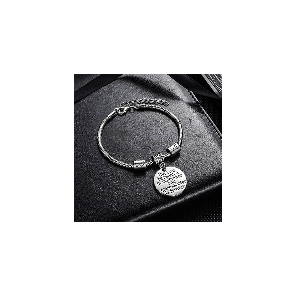 Pulseras y tobilleras con la frase “Love between”