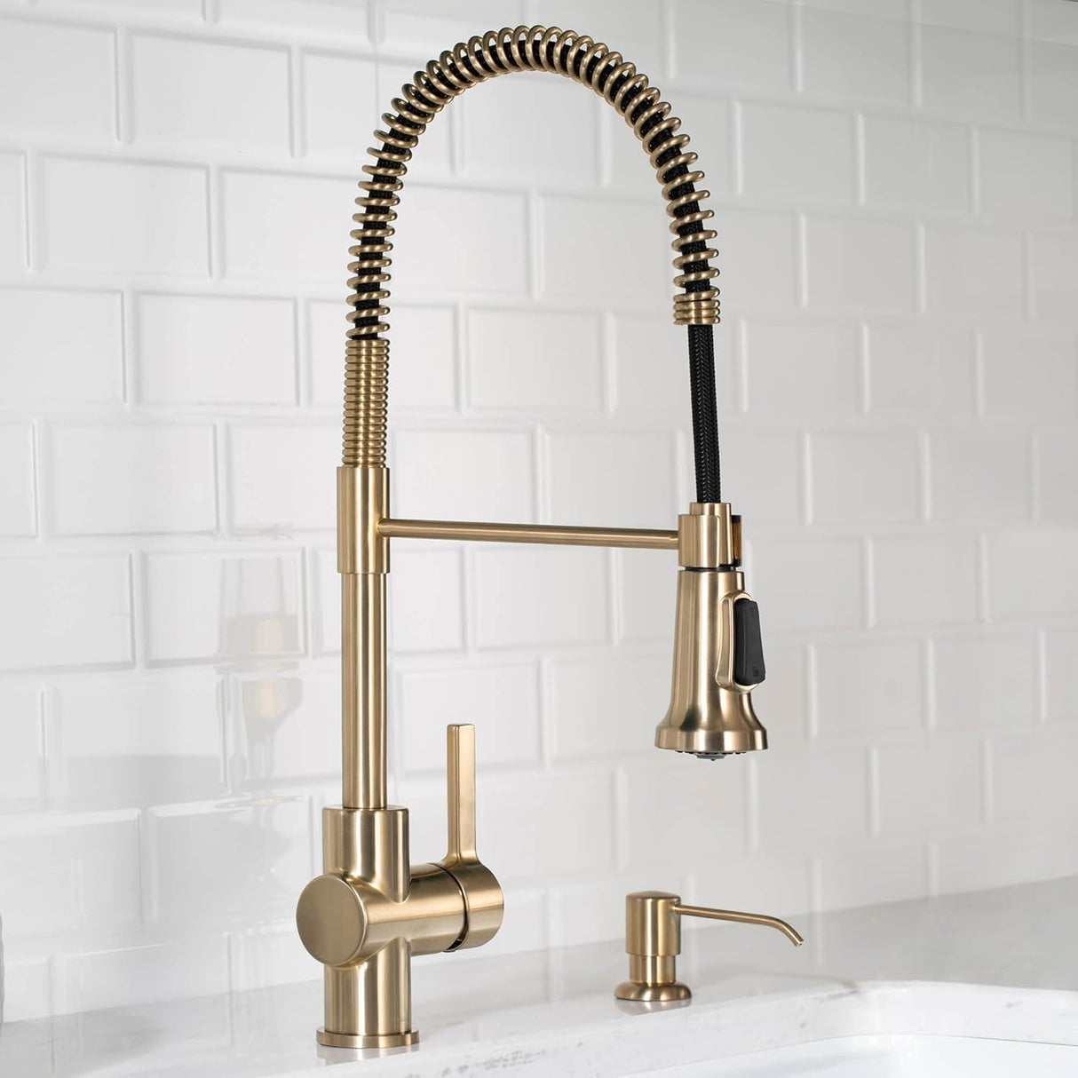 Grifo de cocina con cabezal rociador KPF-1690BG Kraus