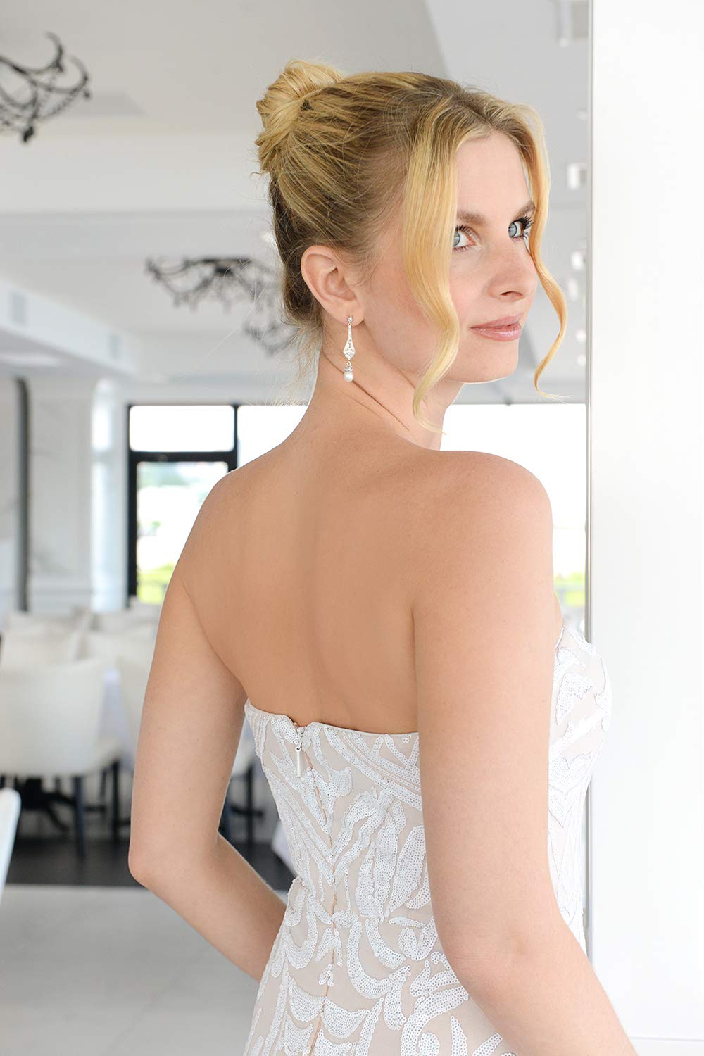 cuelga el pendiente con gotas de perlas para novias