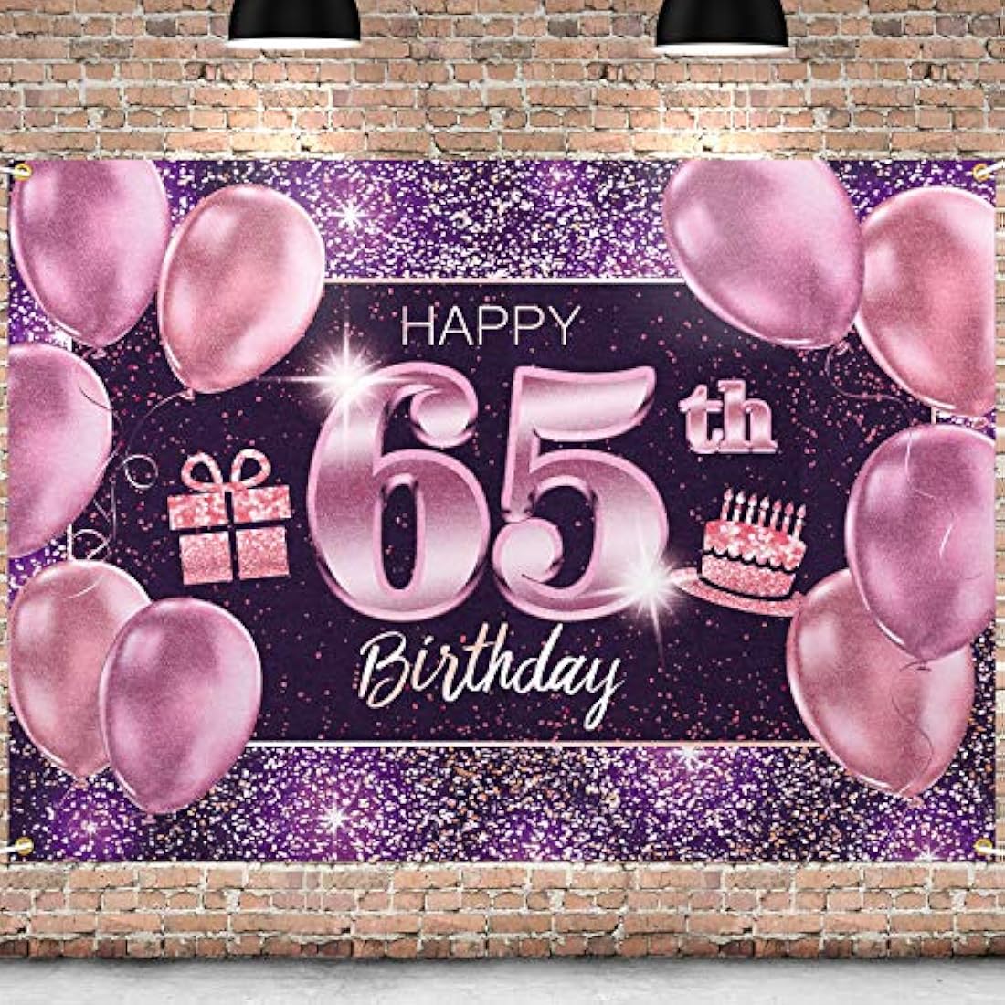 Pancarta grande rosa con texto en inglés “Happy Birthday”