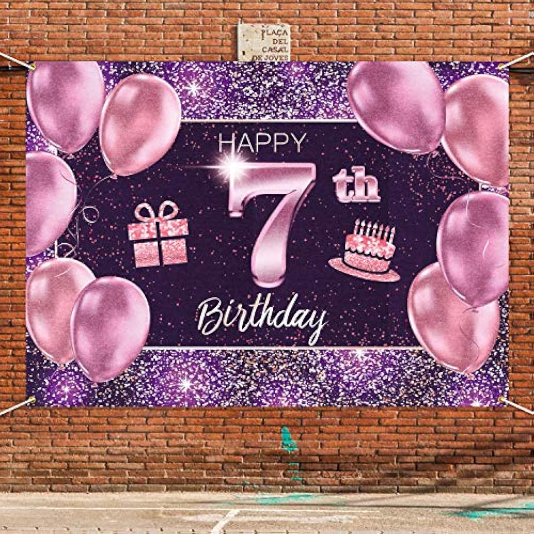 Pancarta rosa con texto en inglés “Happy Birthday”