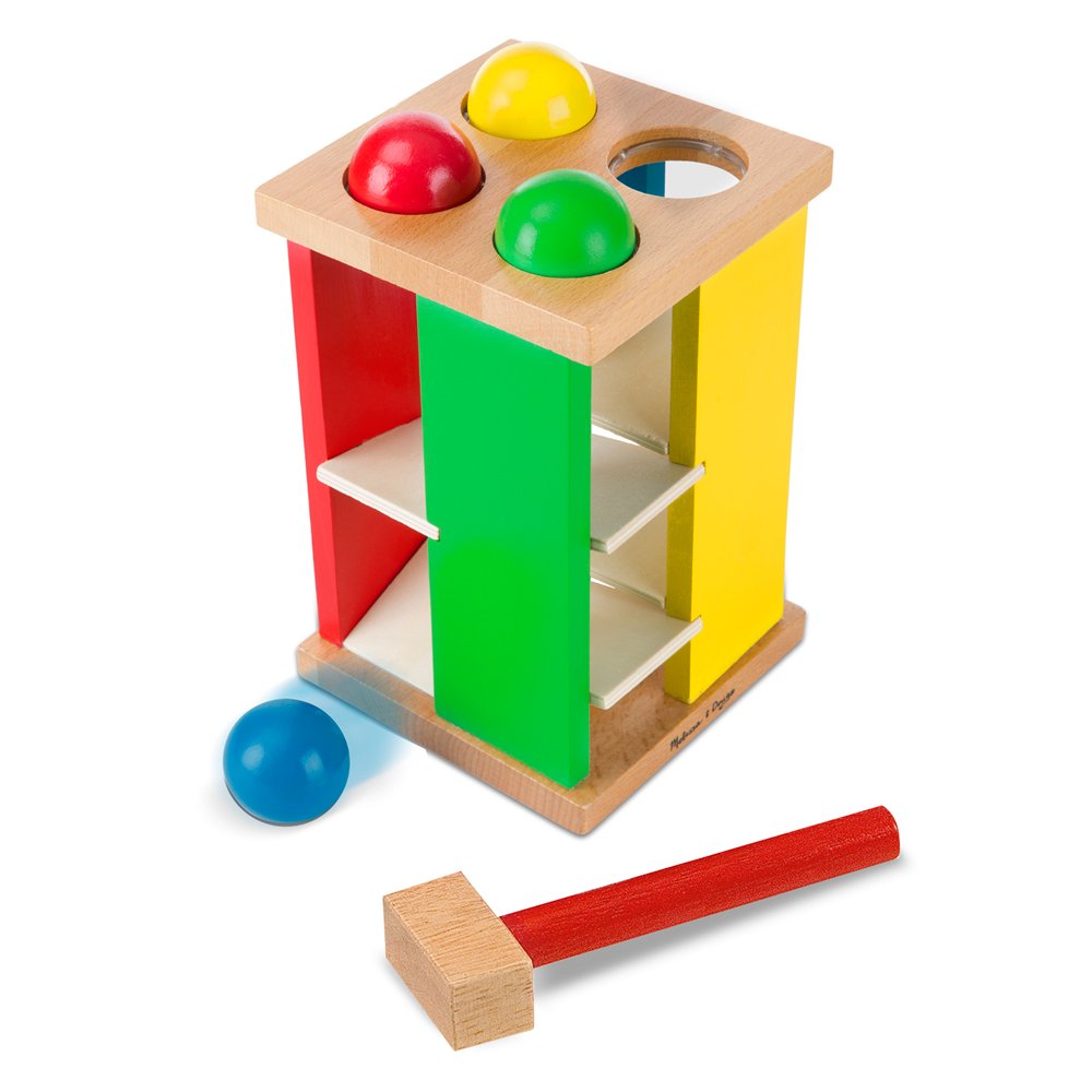 Torre de juguete de madera con martillo