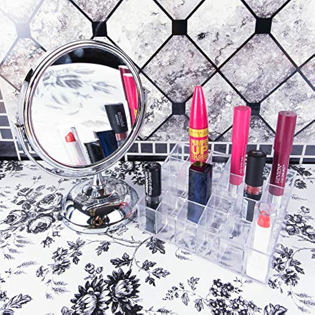 Organizador de cosméticos y maquillaje transparente.