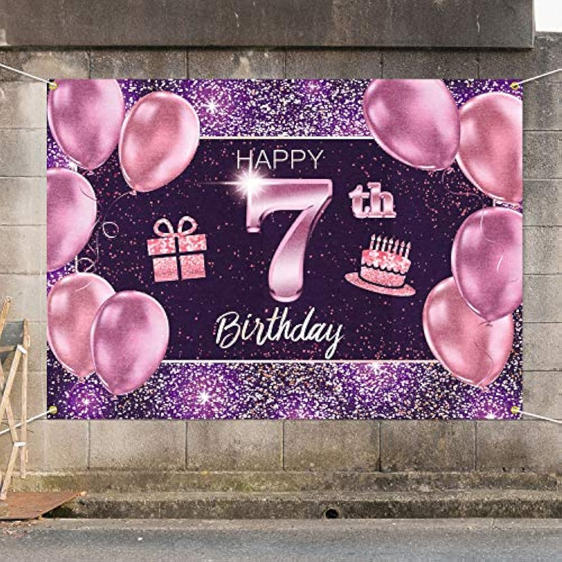Pancarta rosa con texto en inglés “Happy Birthday”