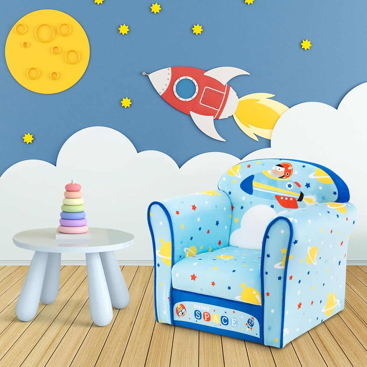 Silla con reposabrazos con construcción de madera resistente