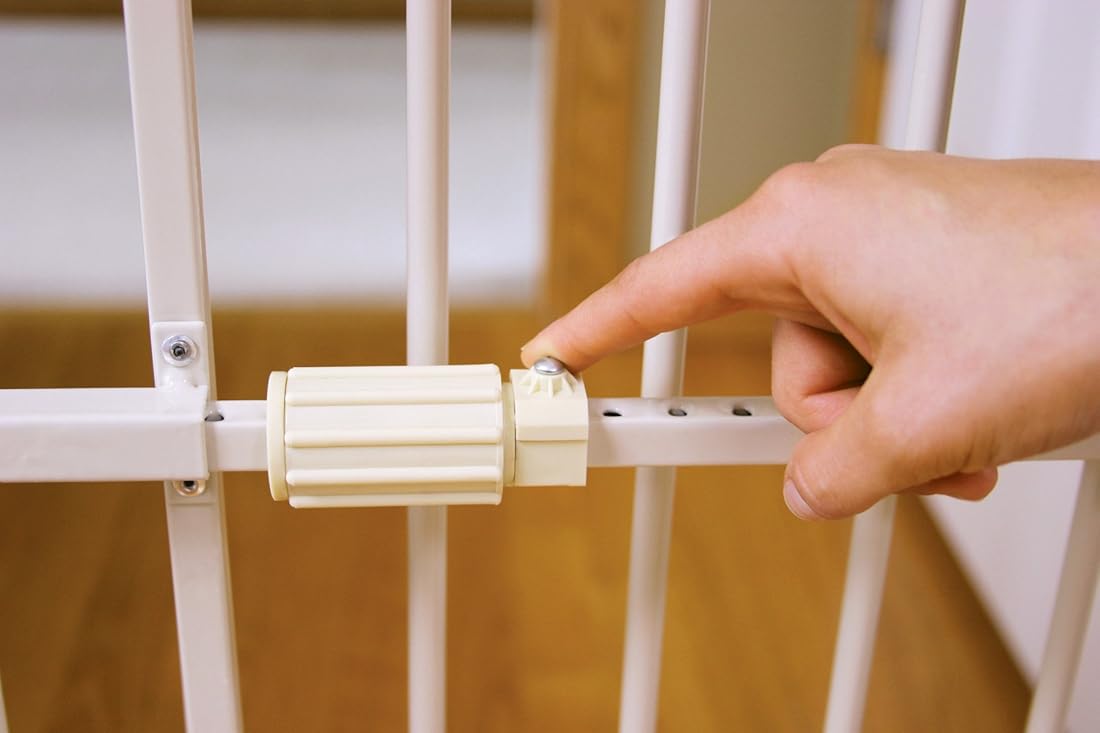 Puerta para mascotas expandible de metal Carlson, 26-42