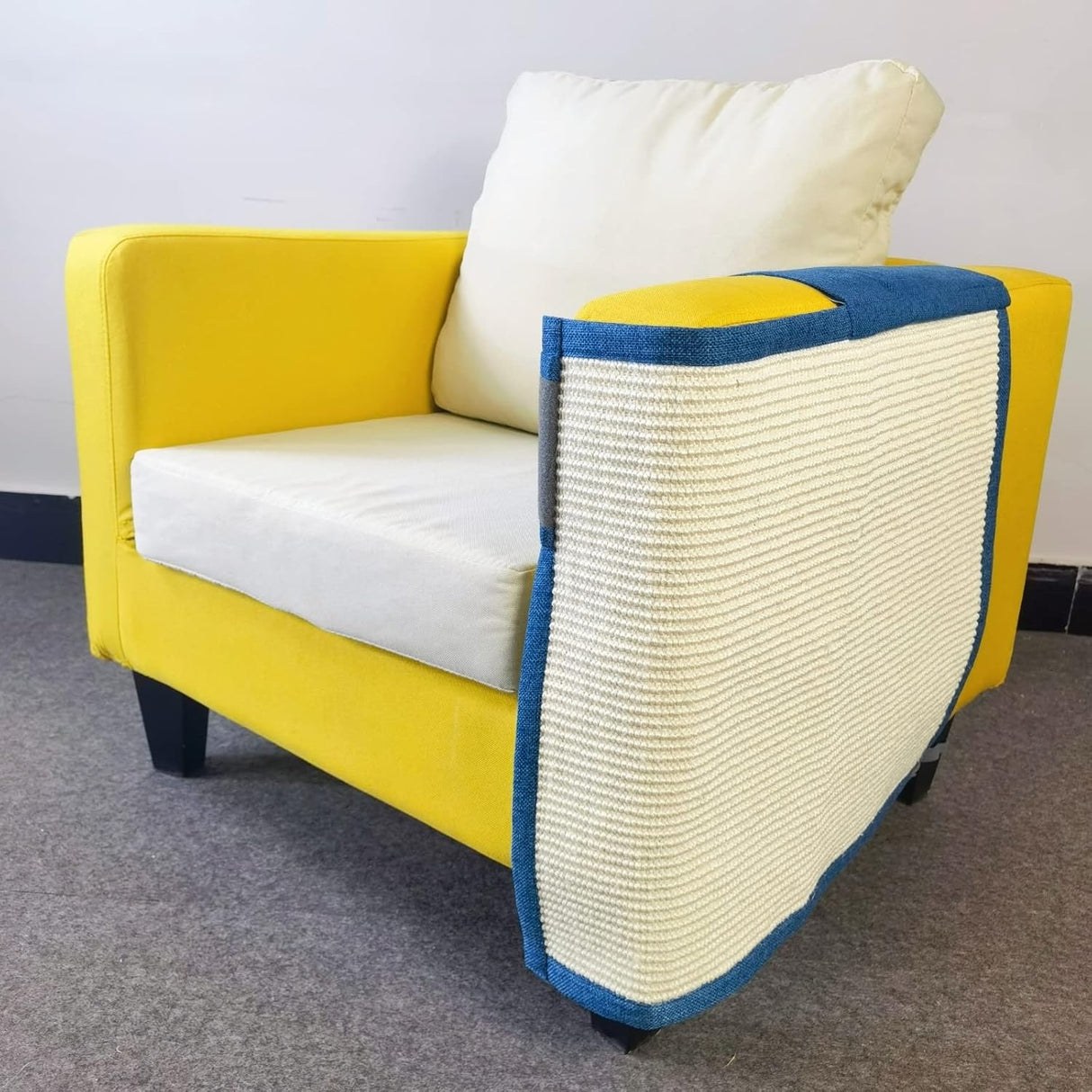 Protector de muebles de gato azul oscuro mano izquierda