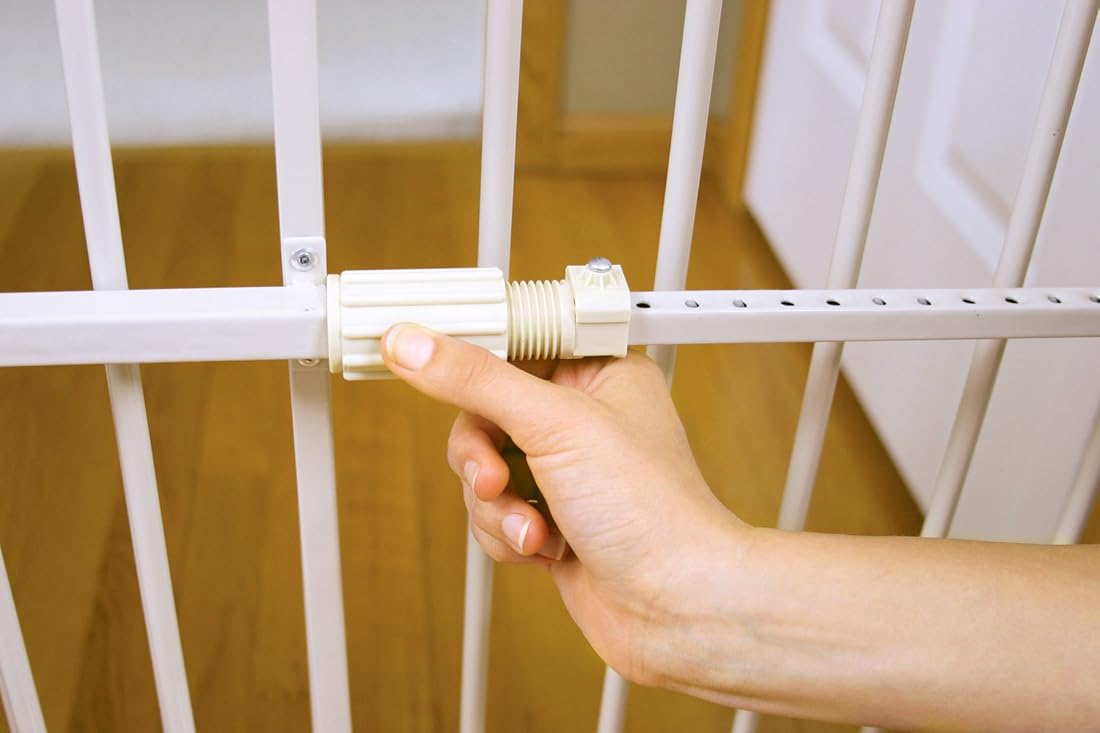 Puerta para mascotas expandible de metal Carlson, 26-42