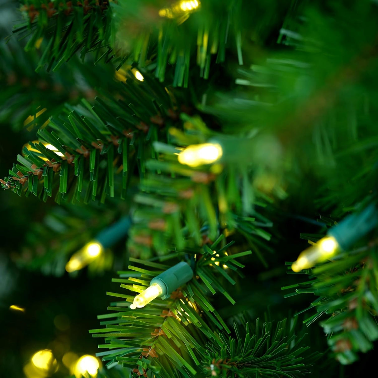 Árbol de Navidad YULETIME 6.5ft Preiluminado con luces LED